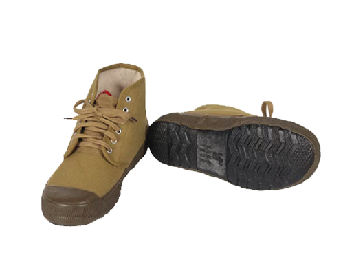 黑色安全靴正面和侧面展示,钢包头设计,白色背景